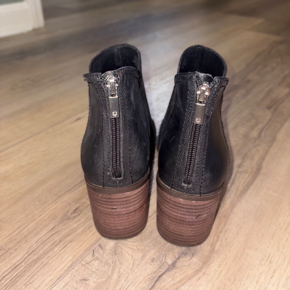 WORN ONCE Lucky Brand Black Leather 3" Heels slip on Women's Shoes sz 11M - Picture 5 of 6